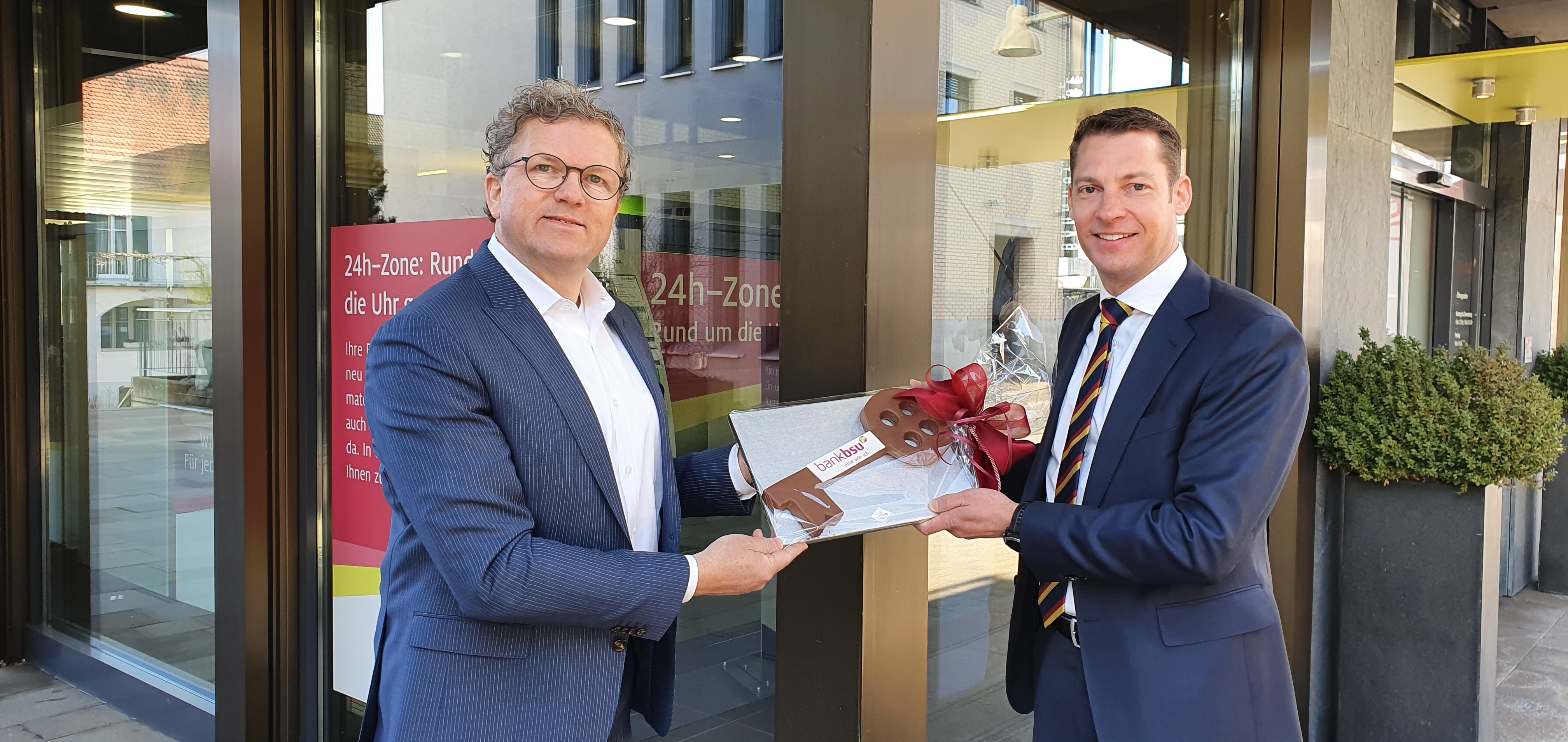 Damian Lanter (rechts) ist seit 1. März 2022 neuer Gesamtbankleiter der Bank BSU in Uster. Er folgt auf Felix Graber (links), der die operativen Geschäfte seit Juni 2021 interimistisch geführt hat. Hier ein Bild von der Schlüsselübergabe.