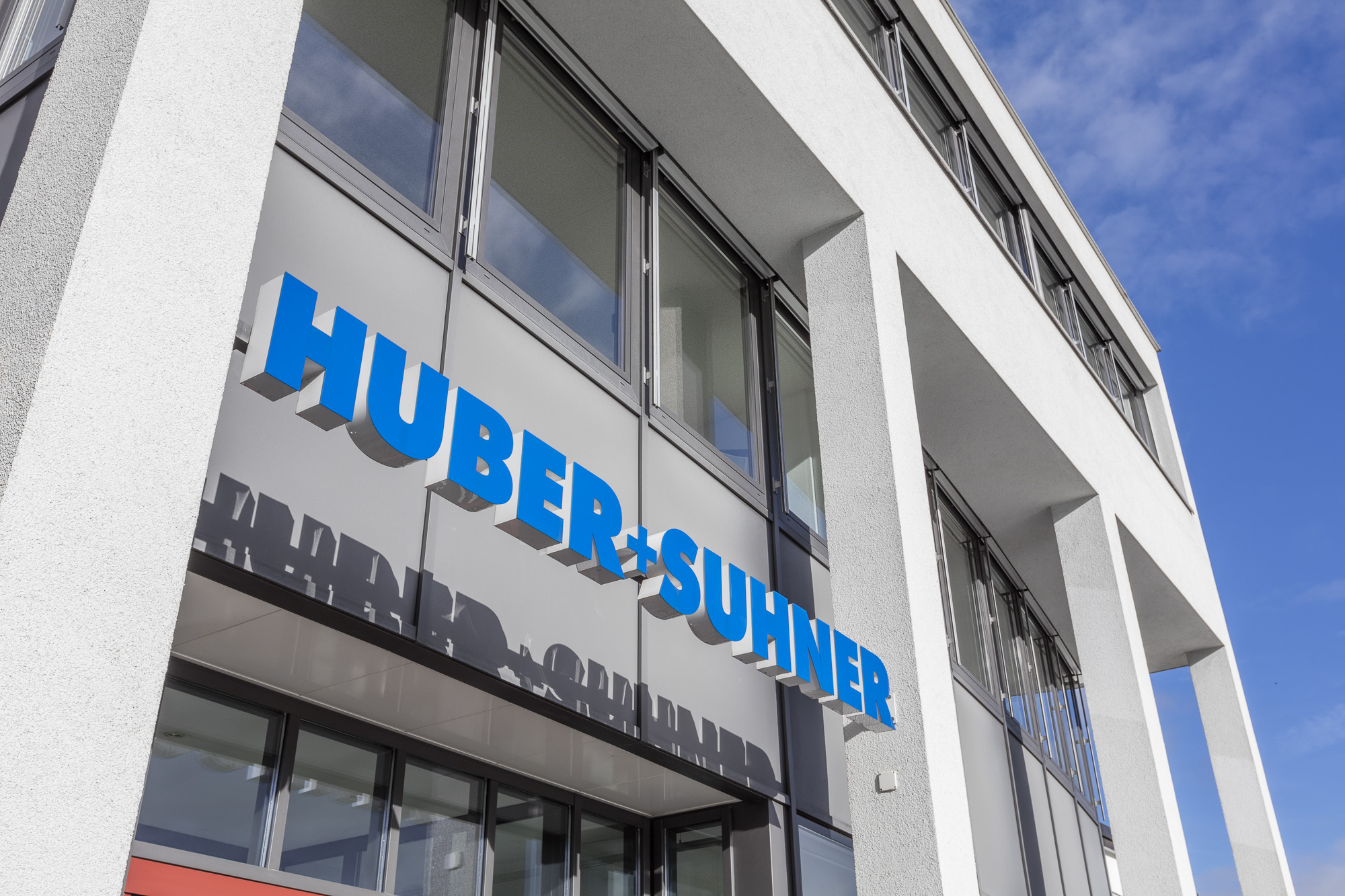 Der Eingang zum Hauptsitz von Huber+Suhner in Pfäffikon.